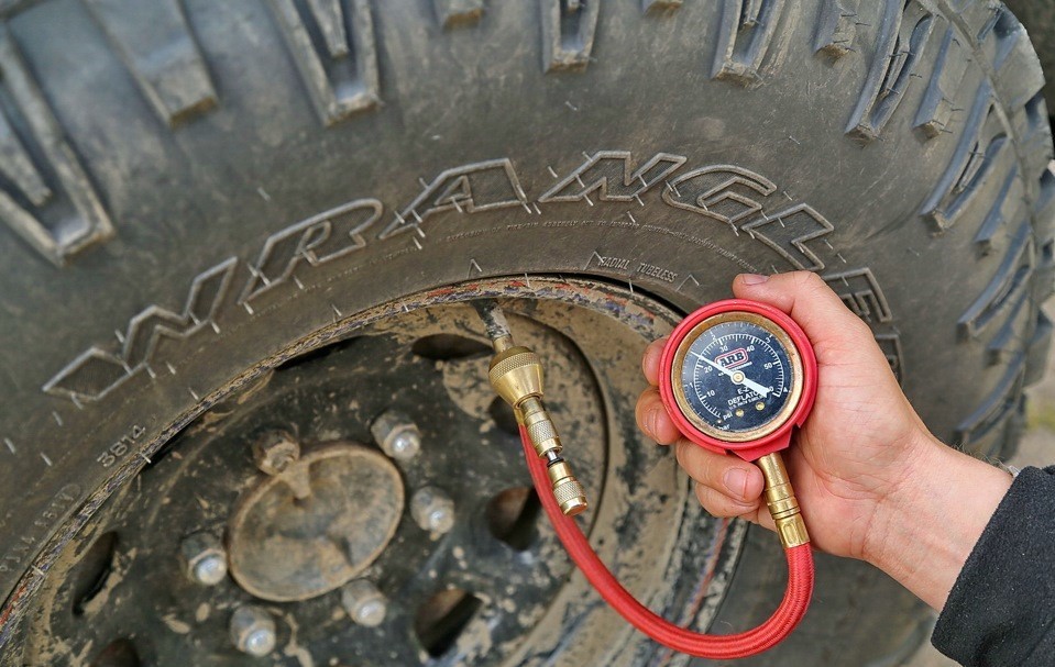 Почему водитель автомобиля высокой проходимости при езде по мягкому грунту уменьшает давление