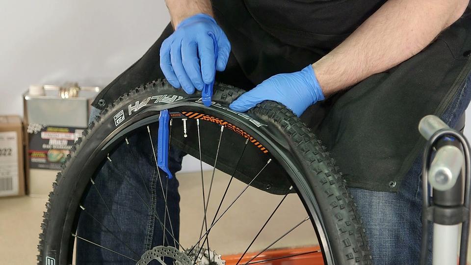 Как поменять покрышку на велосипеде
