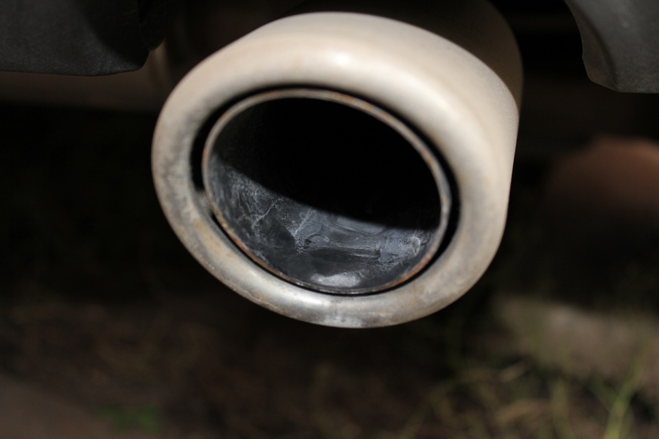 Масло через выхлопную. Форд фокус 3 сажа выхлопной. Черный налет на глушителе Mazda CX-7. Чёрный налет в выхлопной трубе ВАЗ 2107. Чёрный налет на выхлопной трубе Toyota Matrix 1.8.