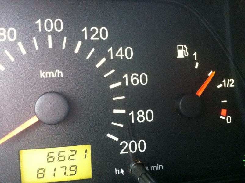 Почему на ВАЗ 2114 датчик бензина показывает неправильное значение?