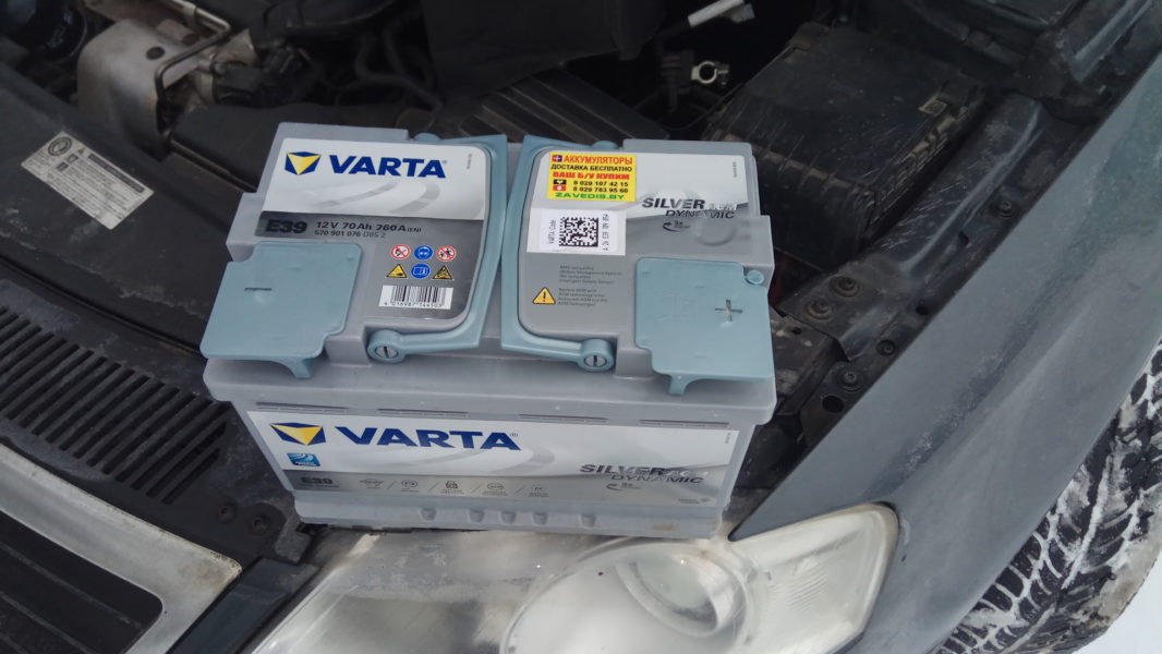 Как снять крышку на аккумуляторе Varta?