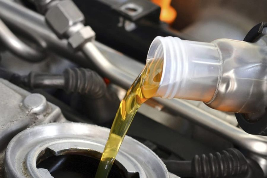 Можно ли в КПП лить моторное масло?
