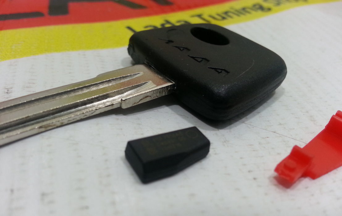 Как вытащить чип иммобилайзера из ключа?