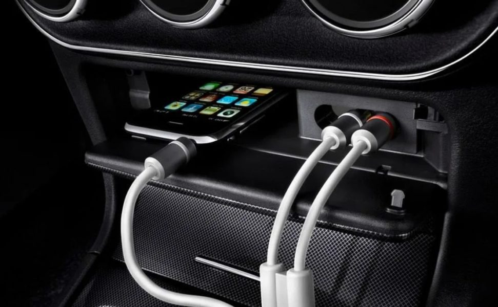 Как удобно расположить шнур для телефона в машине для прослушивания музыки