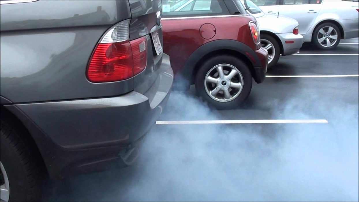 Синий дым из выхлопной трубы дизельного двигателя — причины и ремонт