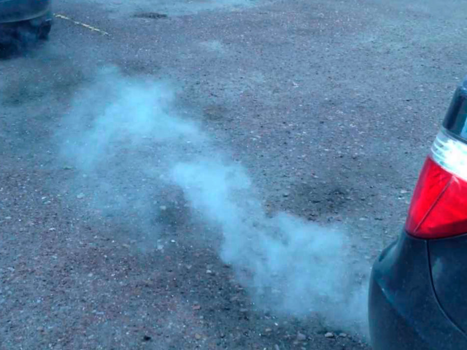 Синий дым из выхлопной трубы дизельного двигателя