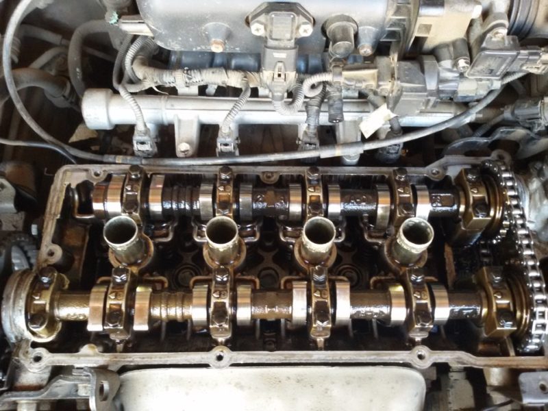 Двигатель ест моторное масло, но не дымит: в чем причина?