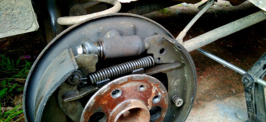 Как заменить задний тормозной цилиндр на ВАЗ 2106