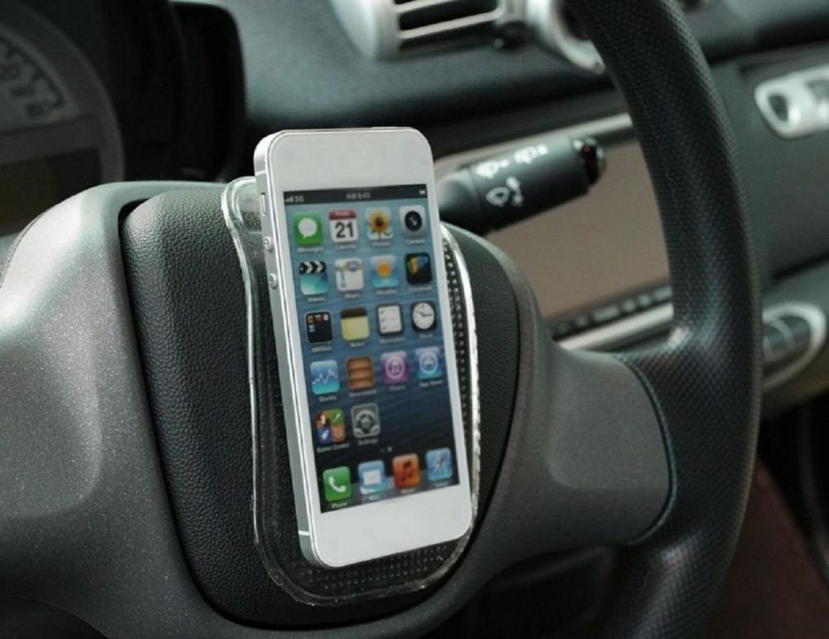 Как закрепить телефон в машине без держателя?