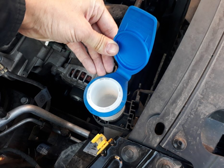 Как залить омывающую жидкость в автомобиль?