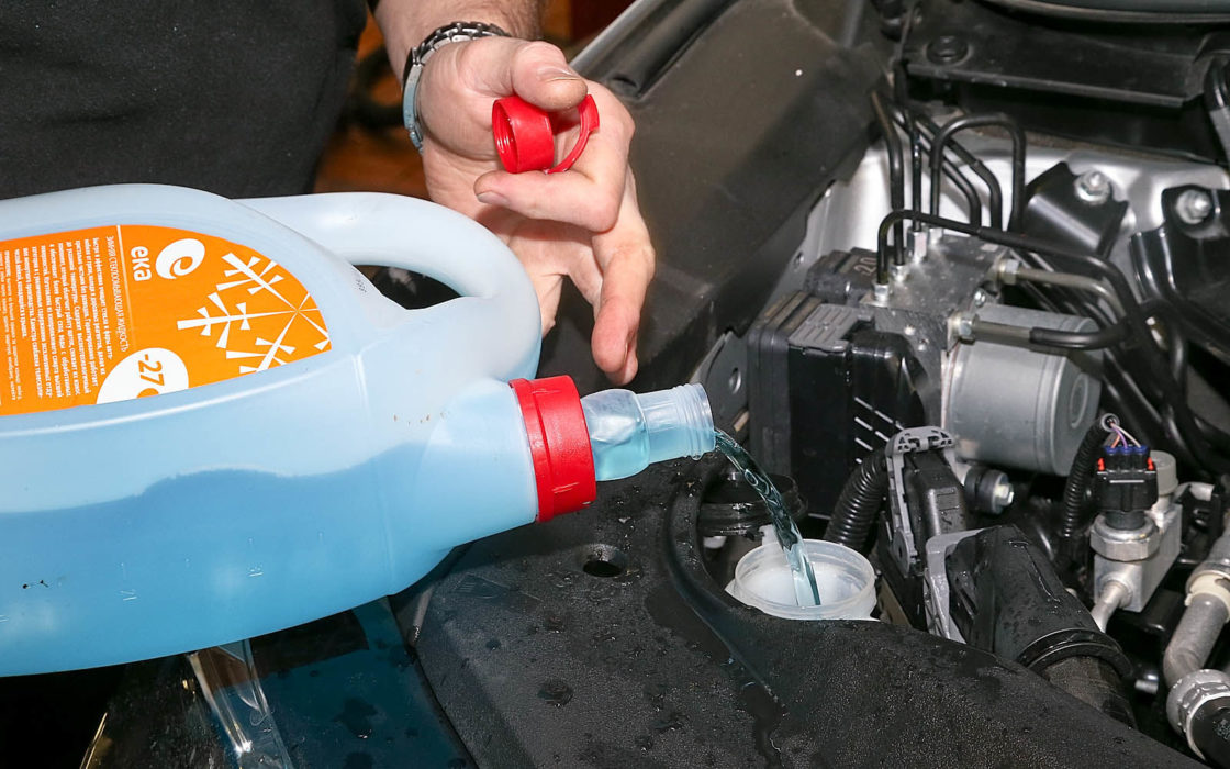 Как залить омывающую жидкость авто
