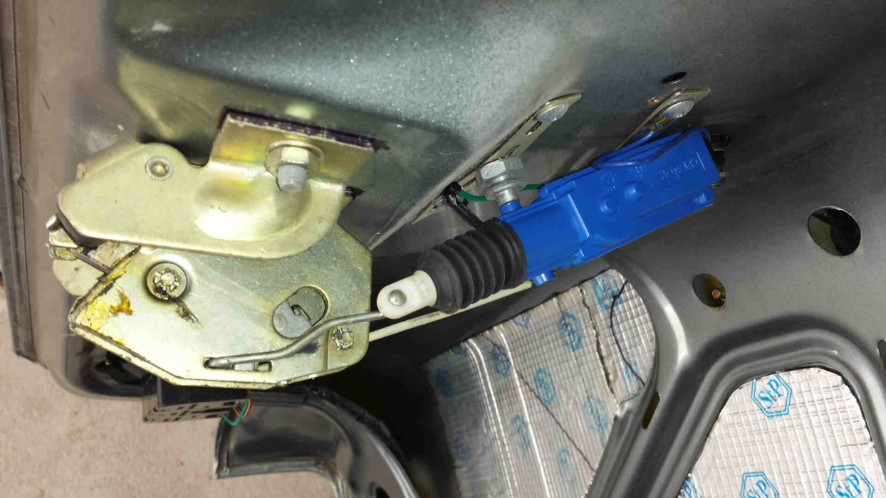 Как заменить механизм замка багажника ВАЗ 2115?