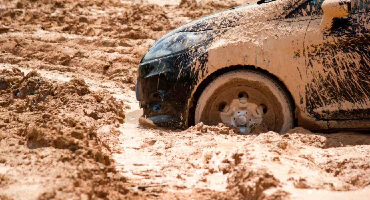 Машина застряла в грязи — как помочь?