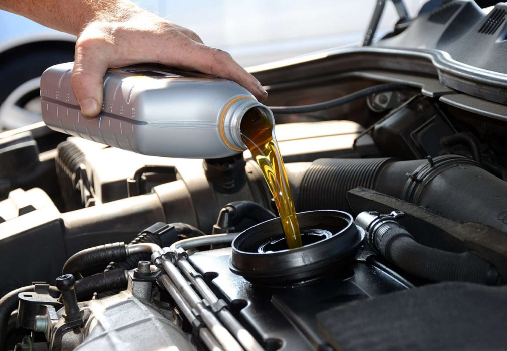 Как часто менять в автомобиле моторное масло?