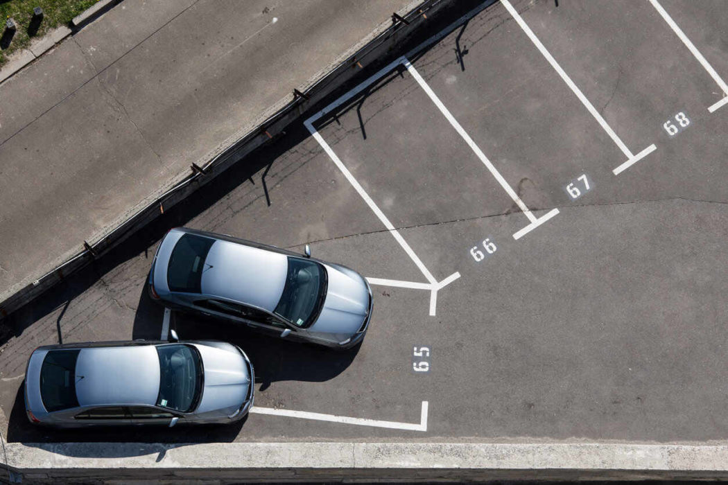 Парковочные места под углом — особенность расположения авто