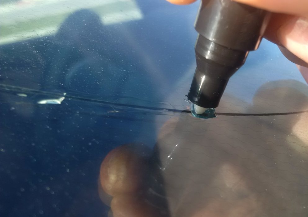 Скол на лобовом стекле — как выполнить ремонт своими руками?