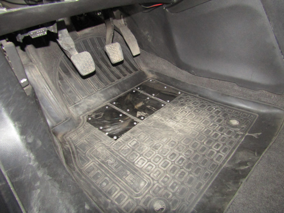 Как отремонтировать резиновый коврик в машине?