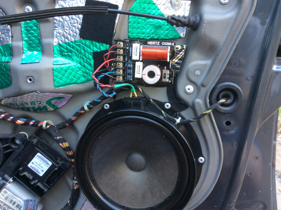 Как подключить акустическую систему в автомобиль?