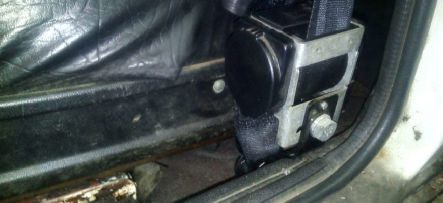 Почему заедает ремень безопасности на автомобиле ВАЗ 2107