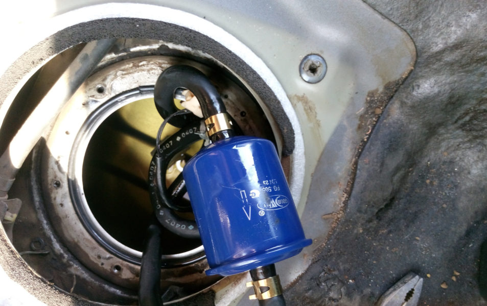 Как самостоятельно заменить топливный фильтр в машине?
