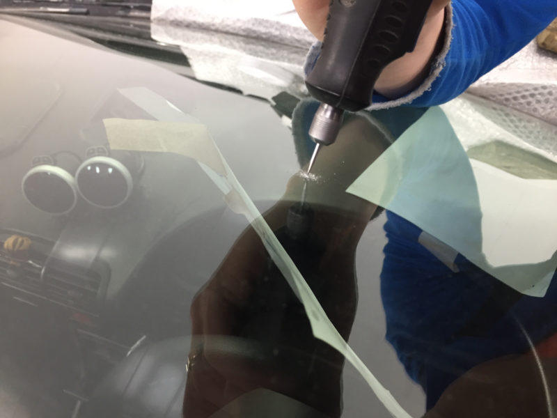 Как убрать скол на автомобильном стекле?