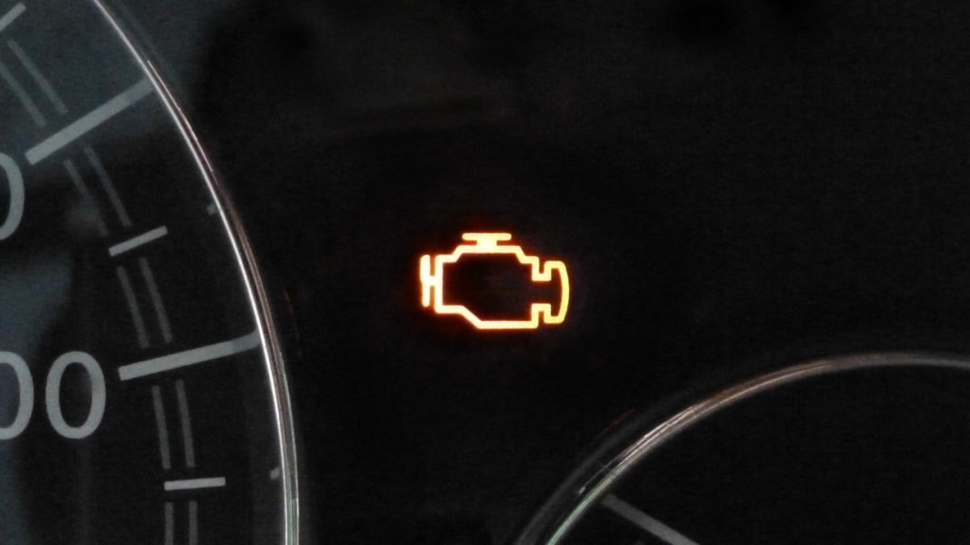 Почему горит лампочка Check Engine на приборной панели авто?