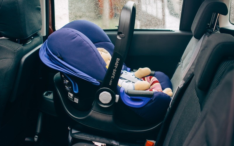 В чем перевозить новорожденного в машине зимой
