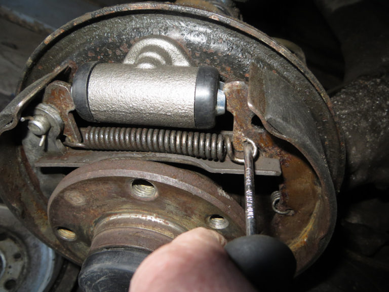Признаки неисправности заднего тормозного цилиндра и его замена