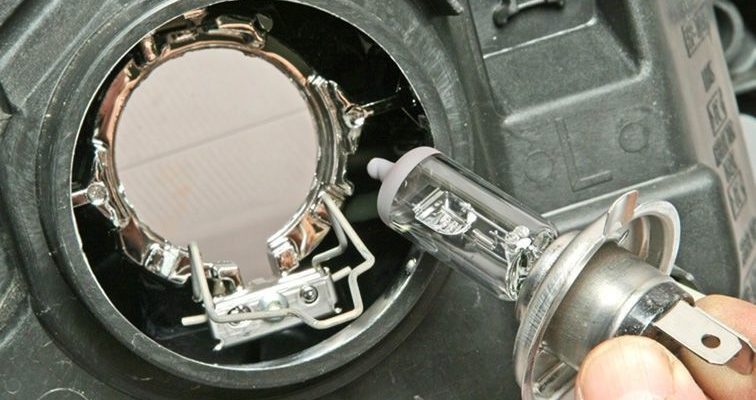 Порядок замены лампочки ближнего света на Лада Ларгус