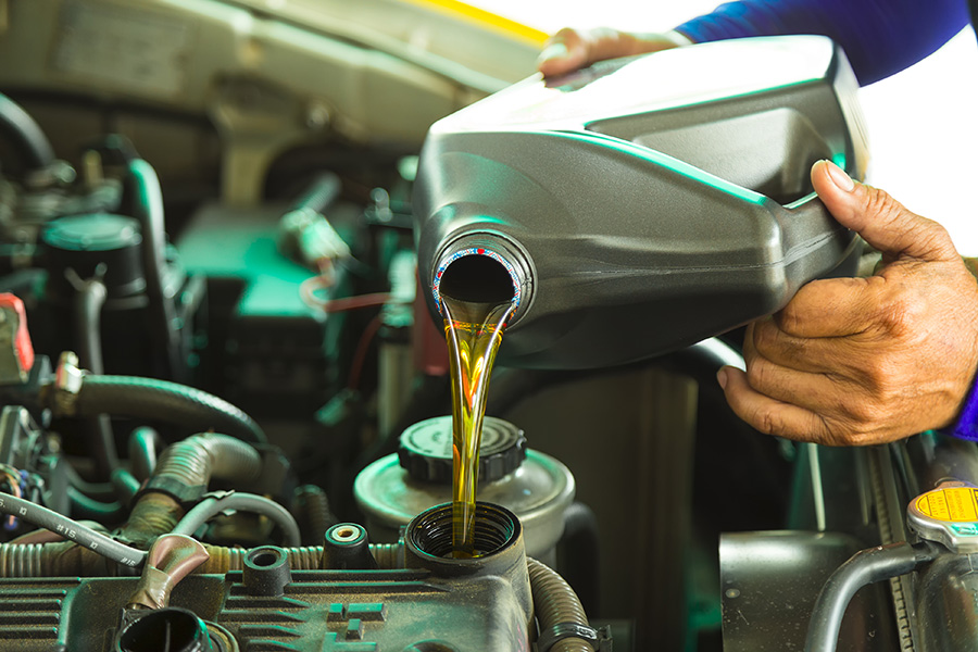 Как осуществляется замена моторного масла в новом двигателе авто?