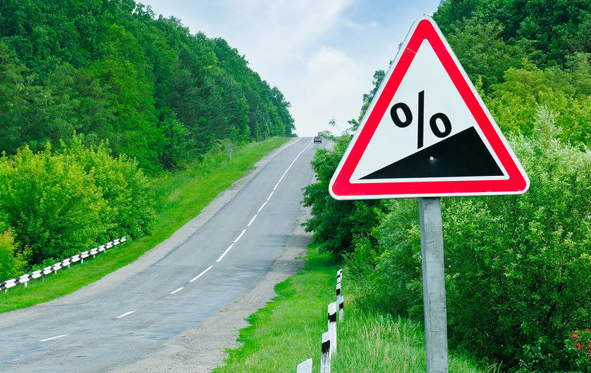 Что нужно знать о дорожном знаке, предупреждающем о спуске дороги?