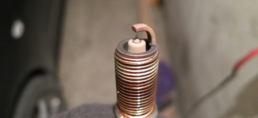 О чем говорит черный нагар на свечах зажигания