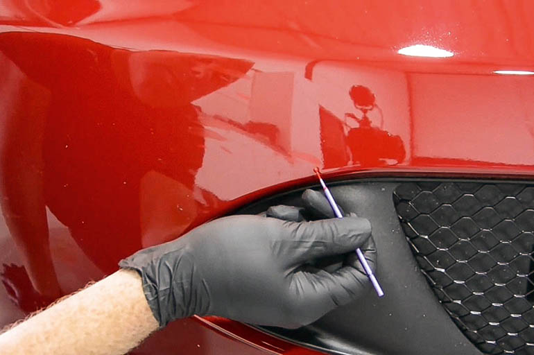 Как заделать сколы краски на автомобиле?