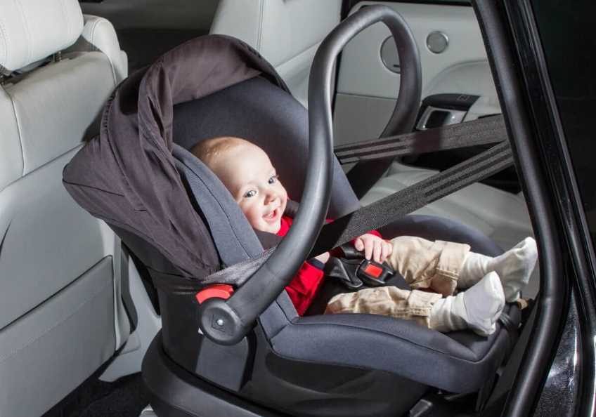 Как можно перевозить грудного ребенка в машине?