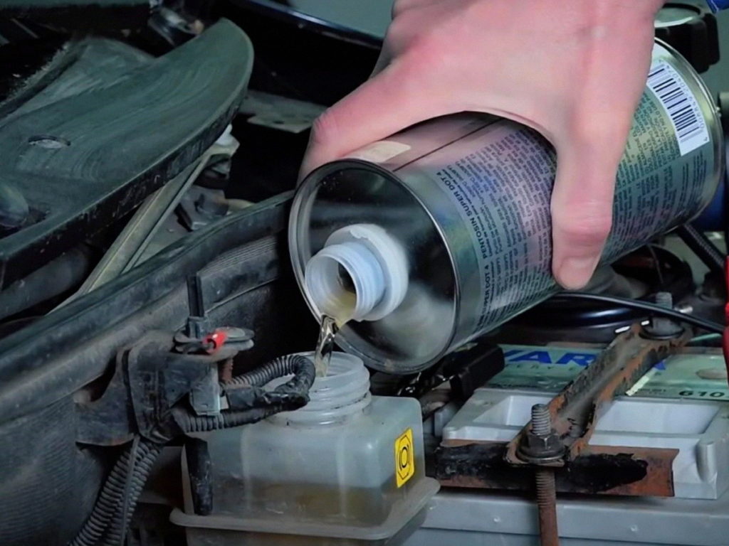 Как одному заменить тормозную жидкость в автомобиле?