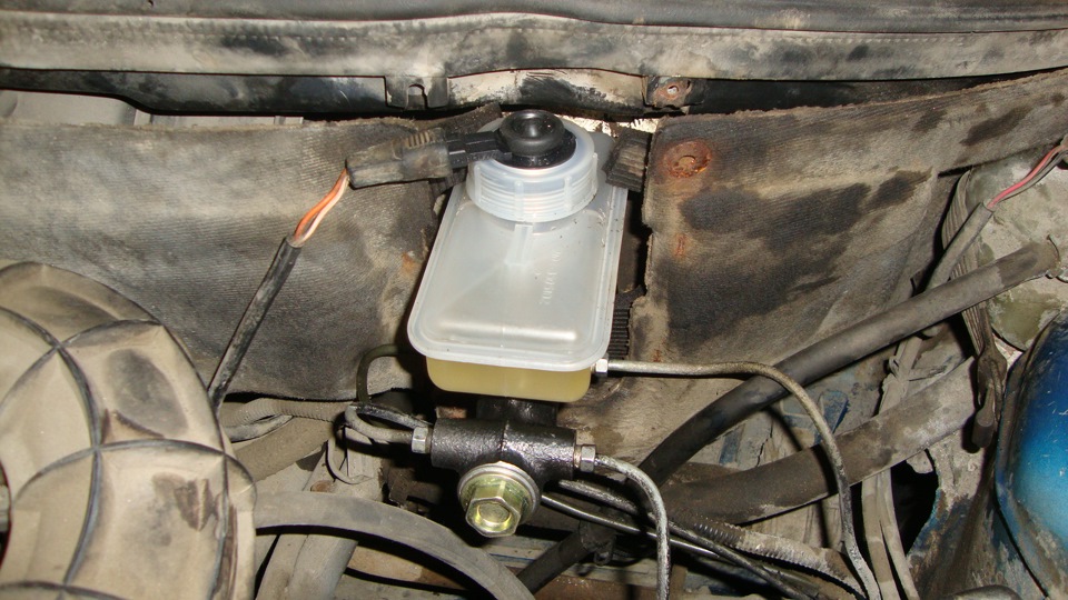 Как поменять тормозную жидкость на ВАЗ 2110?