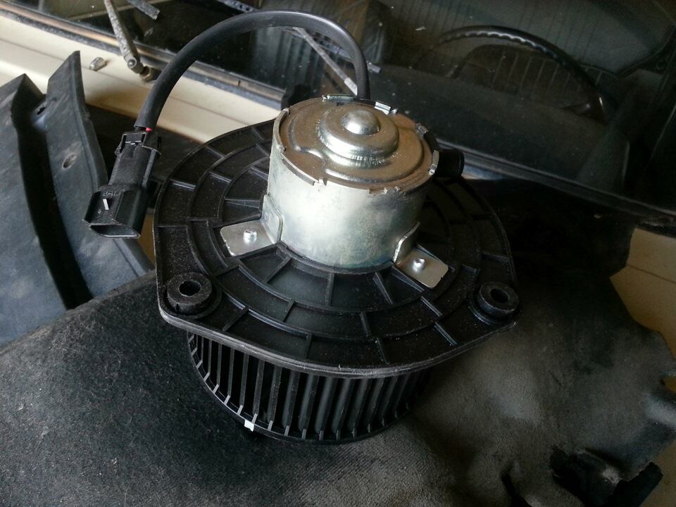 Как заменить мотор печки Лады Приоры без кондиционера?