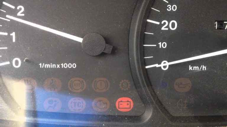 Почему не загорается значок аккумулятора на приборной панели при зажигании