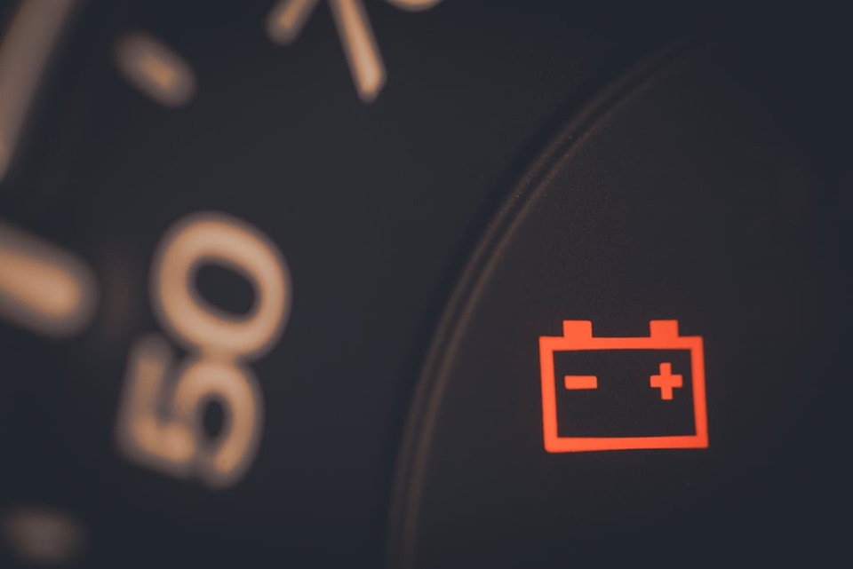 Почему на табло в машине горит значок аккумулятора?