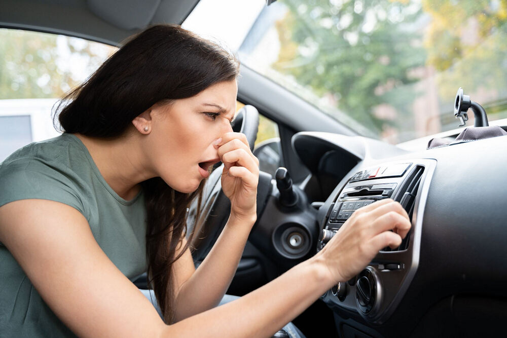 Неприятный запах при включении печки в машине — что делать?