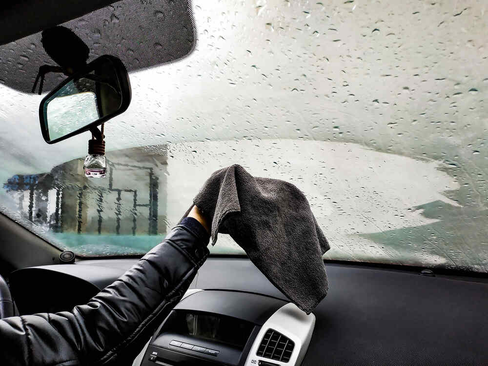 Отпотевают окна в машине — что делать?