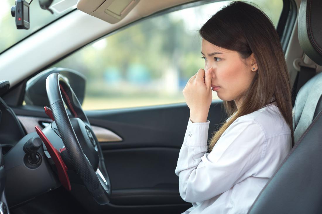 Почему при включении печки на автомобиле возникает неприятный запах?