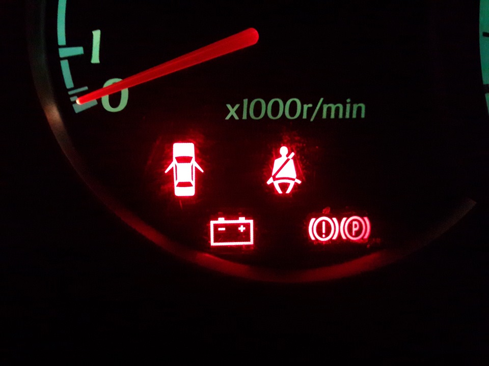 Почему при запуске автомобиля горит индикатор зарядки АКБ?