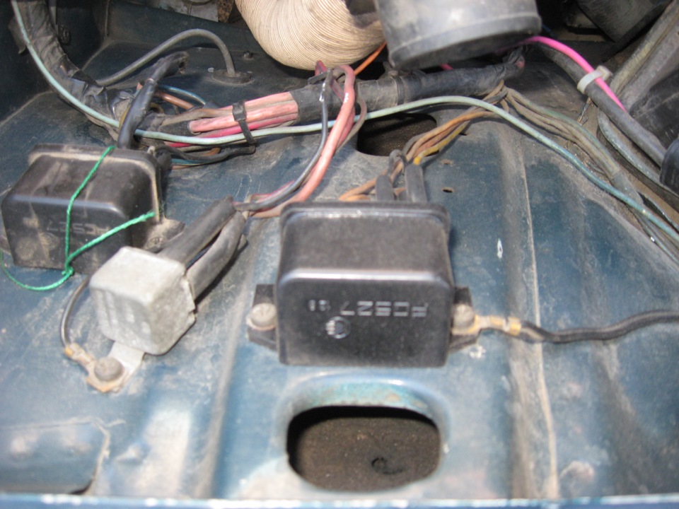 Как устроено реле контроля зарядки ВАЗ 2106?