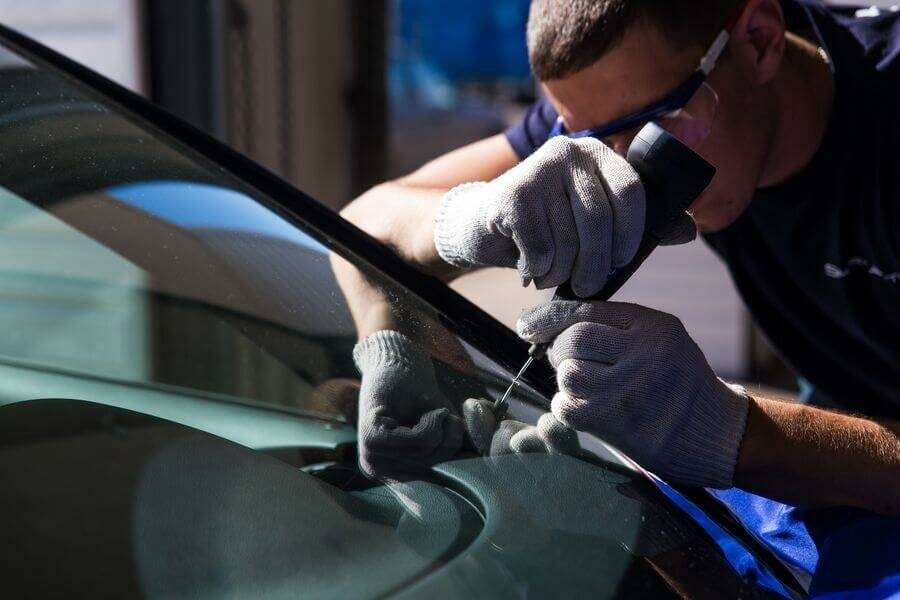 Ремонт трещин лобового стекла автомобиля