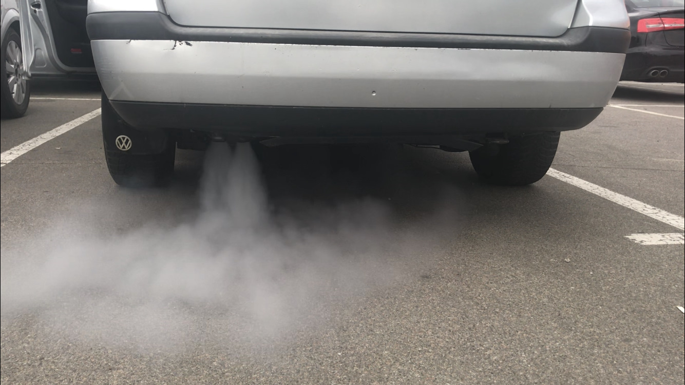 Почему возникает синий дым при прогреве автомобиля?