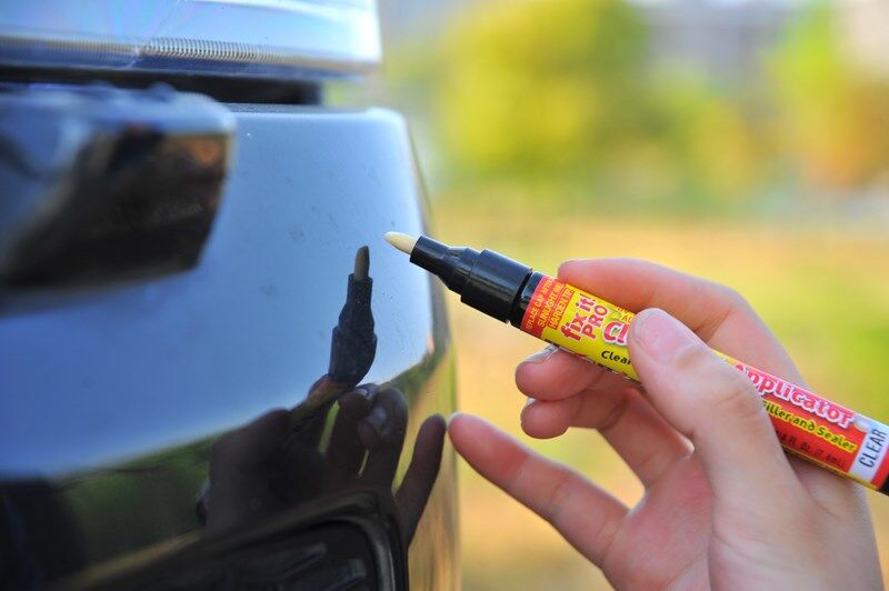 Чем закрасить царапину на автомобиле?