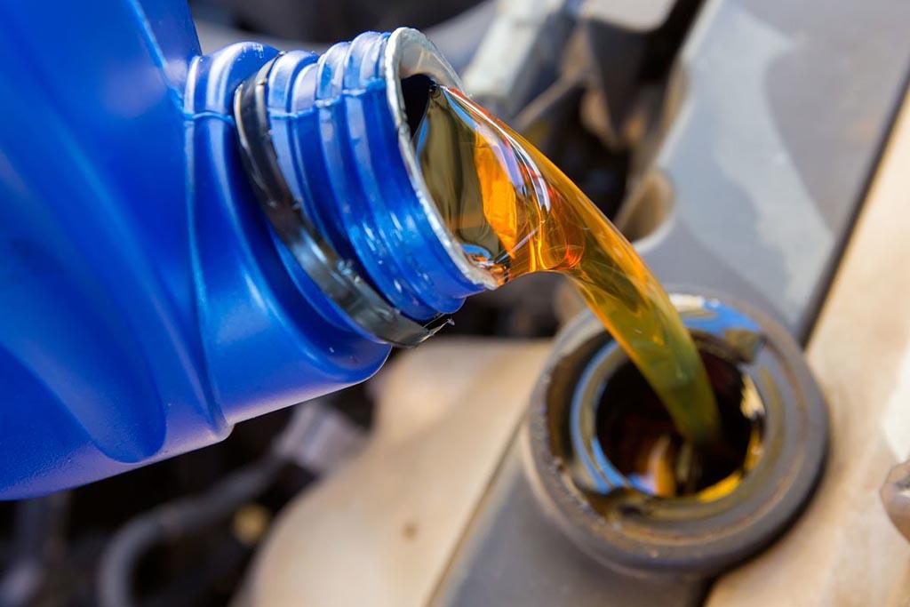 Почему моторное масло пахнет бензином?