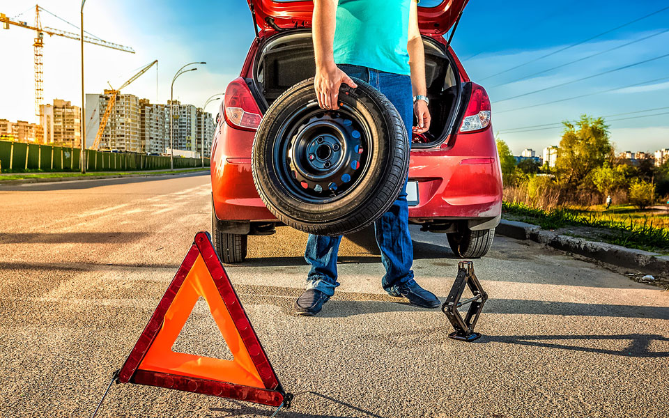 Что делать водителю если на дороге прокололо шину ?