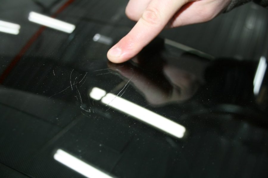 Как появляются царапины на окнах автомобиля